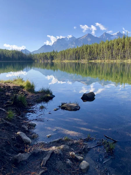 Bela Paisagem Com Lago Montanhas — Fotografia de Stock