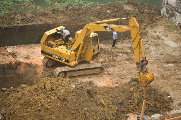 地面を掘る掘削機 — ストック写真