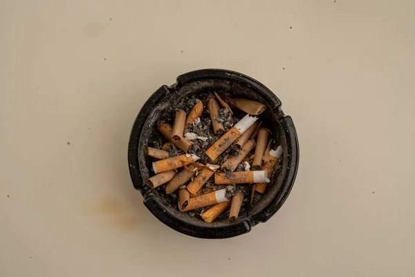 Mégots Cigarette Dans Cendrier Sur Fond Blanc — Photo