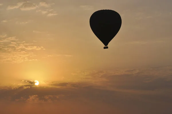 Balon Gorące Powietrze Przelatujący Nad Niebem — Zdjęcie stockowe