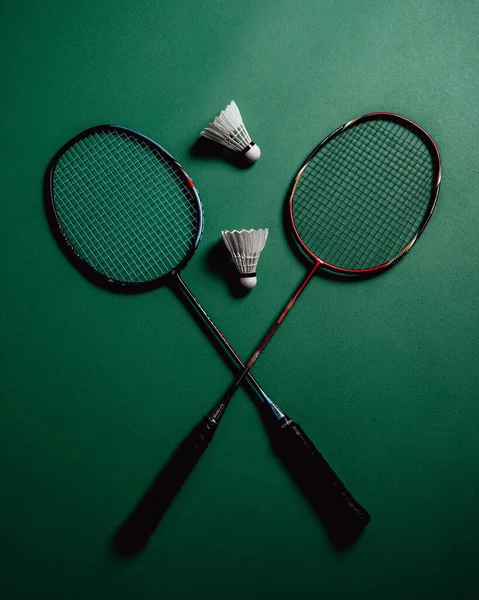 Tennisschläger Und Ball Auf Grünem Hintergrund — Stockfoto