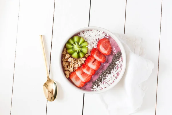 Gesundes Frühstück Mit Müsli Haferflocken Erdbeeren Kiwi Banane Erdbeere Chiasamen — Stockfoto