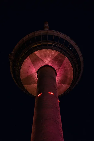 夜に最も汚染された建物の塔は — ストック写真