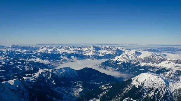 俯瞰高山和白雪覆盖的高山 — 图库照片