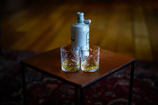 Egy Pohár Whiskyt Egy Üveg Vodkával Egy Asztalon — Stock Fotó
