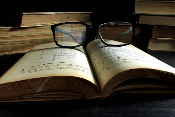 Nyitott Könyv Szemüveg Könyvek Egy Háttér — Stock Fotó