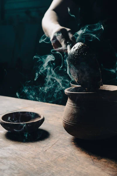 Narguile Fumador Con Una Vela Una Mesa Madera — Foto de Stock