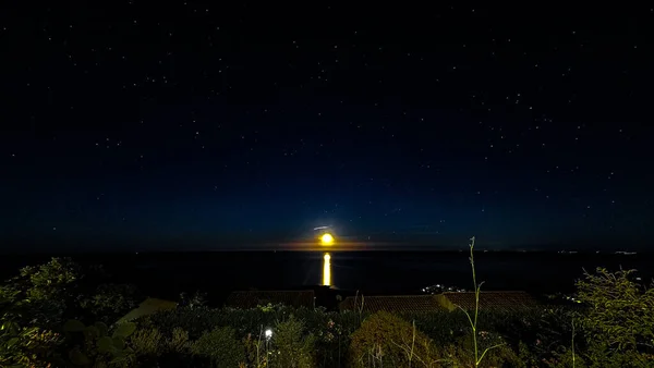 Schöner Nachthimmel Mit Sternen Und Mond — Stockfoto