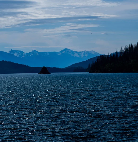 Όμορφη Θέα Της Λίμνης Στα Βουνά — Φωτογραφία Αρχείου
