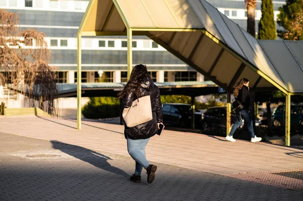 Junge Frau Mit Langen Haaren Spaziert Durch Die Stadt — Stockfoto