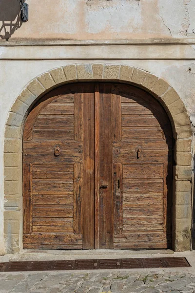 Porta Madeira Velha Com Uma Janela — Fotografia de Stock