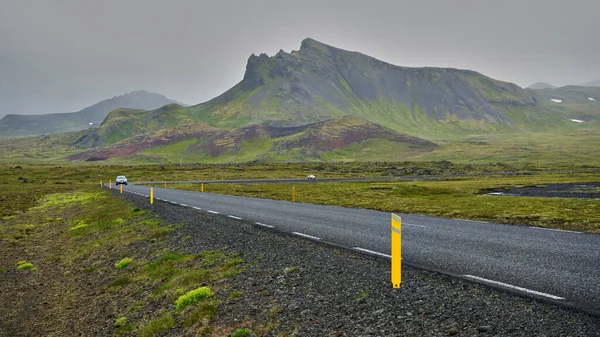 Ghiandaia Viaggio Viaggio Escursionismo Montagne Asfalto Autostrada Montagna Verde Nuvoloso — Foto Stock