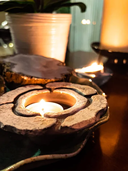 Nahaufnahme Einer Brennenden Kerze Einem Metalltopf — Stockfoto