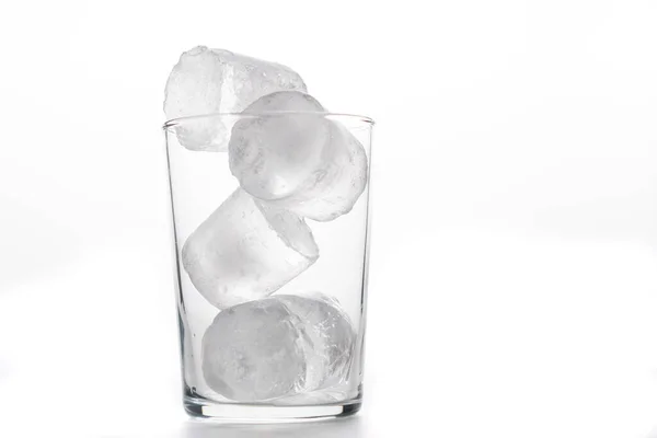 Eiswürfel Mit Wassertropfen Auf Weißem Hintergrund — Stockfoto