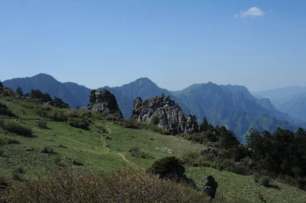 Красивый Пейзаж Горами Голубым Небом — стоковое фото