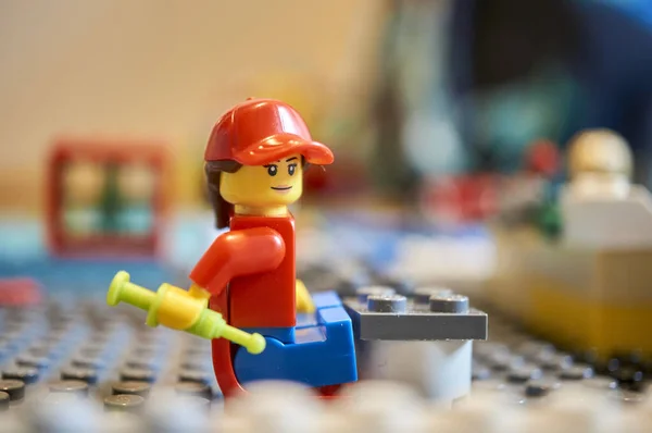 Trabalhador Miniatura Com Robôs Brinquedo — Fotografia de Stock