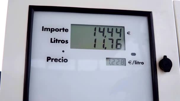 Close View Gas Station Price Liters — стоковое видео