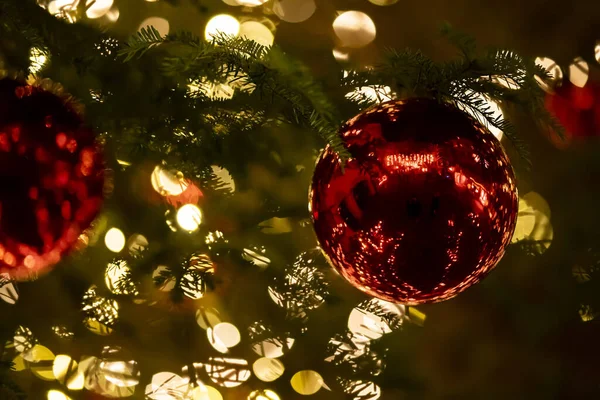 Vánoční Strom Červenými Kuličkami Pozadí Světel — Stock fotografie