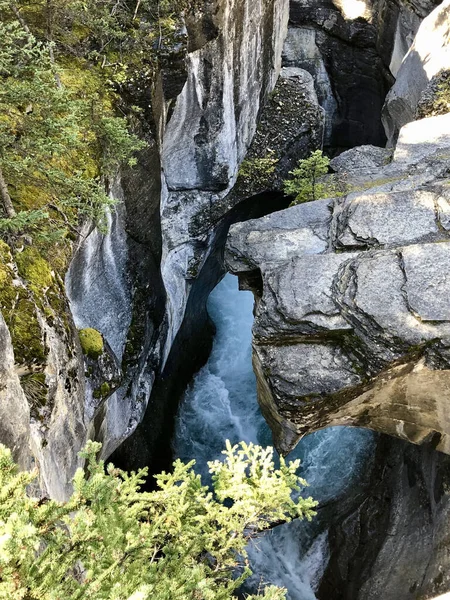 山の中の美しい滝 — ストック写真