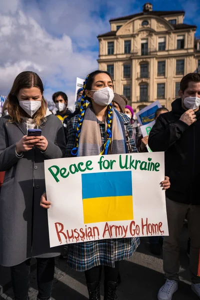 ウクライナでの戦争に抗議する人々 ウクライナの概念で立つ — ストック写真