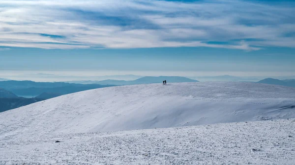 雪に覆われた山々と冬の風景 — ストック写真