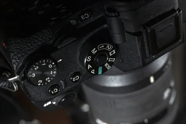 Nahaufnahme Einer Kamera Auf Schwarzem Hintergrund — Stockfoto