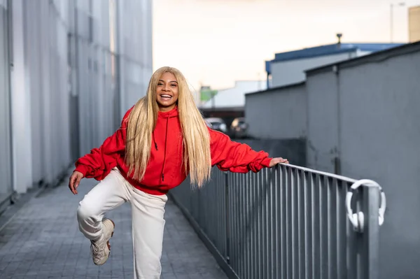 Jovem Mulher Bonita Uma Jaqueta Vermelha Cidade — Fotografia de Stock