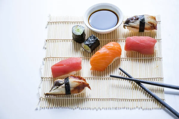 Sushi Som Vit Bakgrund — Stockfoto