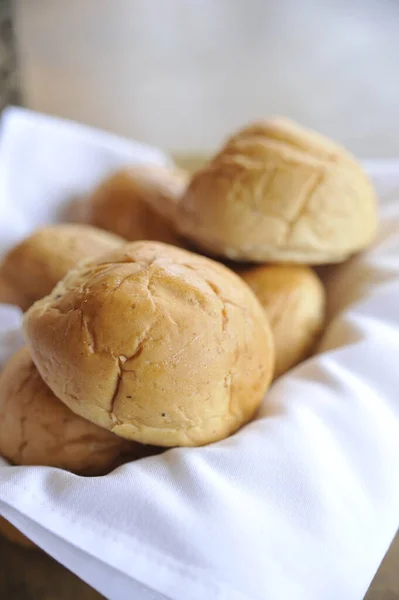 Pão Assado Hora Com Sementes Gergelim Prato Branco — Fotografia de Stock