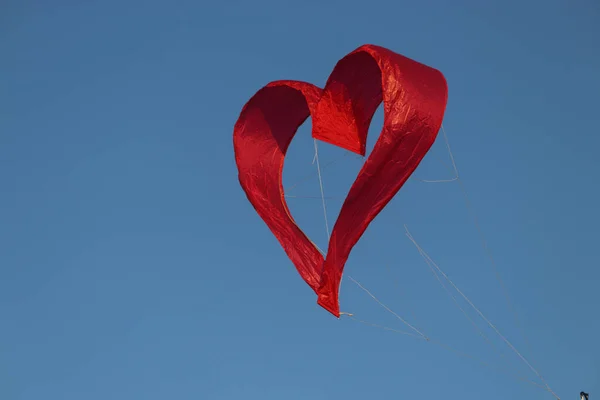 Červené Srdce Modrém Pozadí Oblohy — Stock fotografie