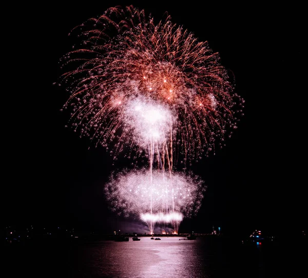 Farbenfrohes Feuerwerk Über Dem Fluss — Stockfoto