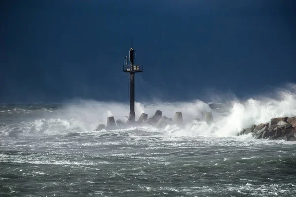 在地中海海岸上汹涌的海浪冲刷着 — 图库照片