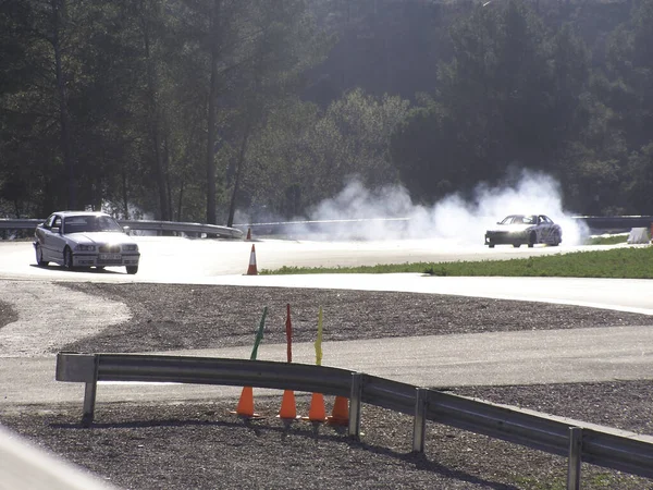 ドリフトレースBmw車レーストラック上で動作します — ストック写真