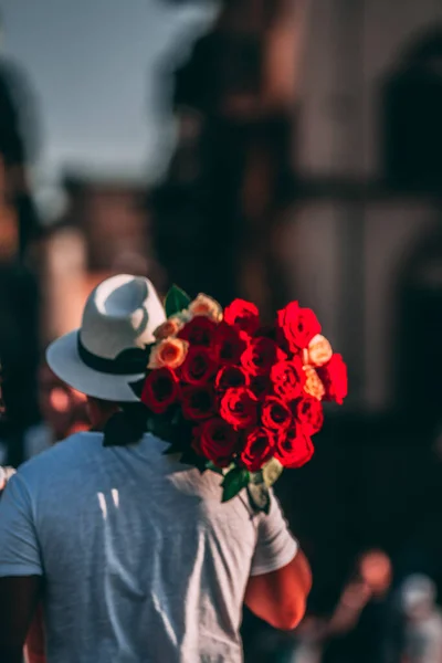 Man Hat Bouquet Roses — Stock Photo, Image