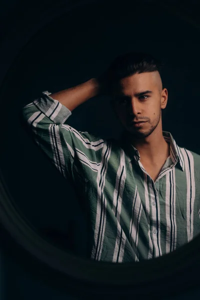 Retrato Jovem Bonito Uma Camisa Preta Uma Jaqueta Fundo Escuro — Fotografia de Stock