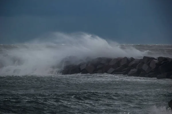 海浪冲向大海 — 图库照片