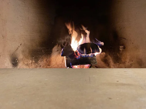 Een Man Kookt Een Vuur Keuken — Stockfoto