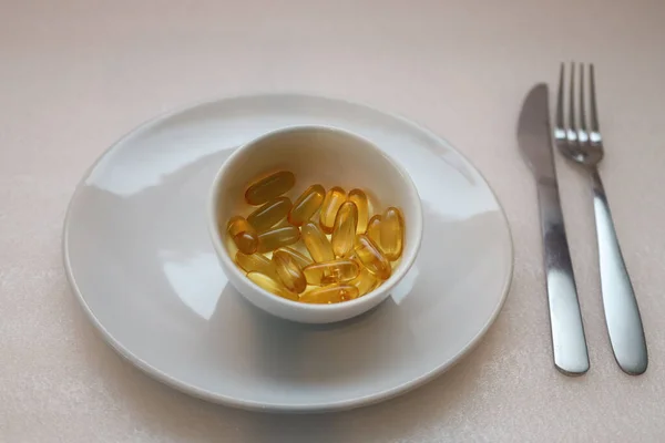 健康食品 维生素和药物概念 将美味鱼油胶囊放在桌上 — 图库照片
