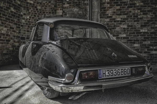フード付きの古いヴィンテージ車 — ストック写真
