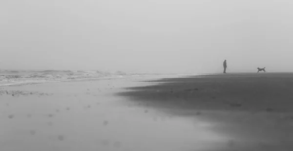 Vista Silhouette Uomo Solitario Sulla Spiaggia — Foto Stock