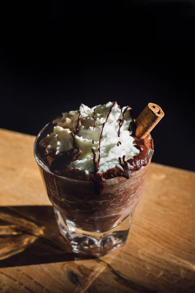 木製のテーブルの上にホイップクリームとチョコレートアイスクリーム — ストック写真