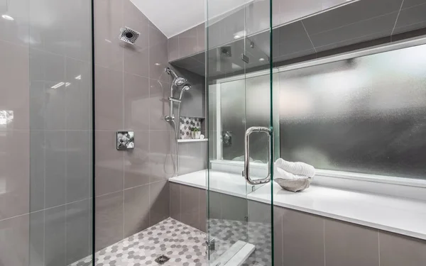 Modernes Badezimmer Mit Waschbecken Und Weißen Wänden — Stockfoto