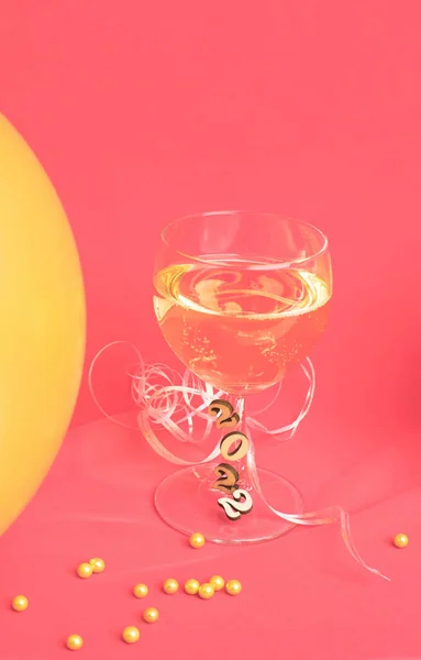 Verres Champagne Avec Ruban Rouge Sur Fond Rose — Photo