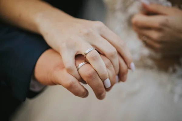 新娘手上的结婚戒指 — 图库照片