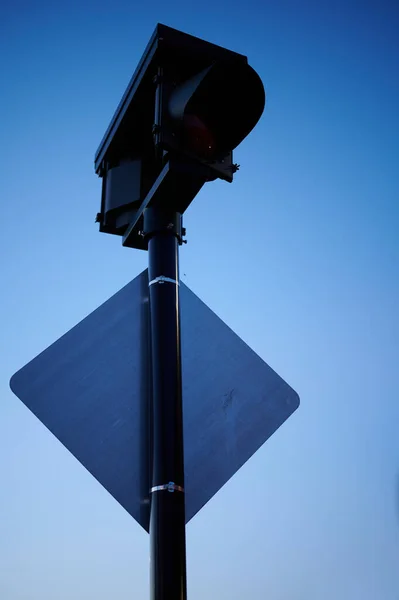 青い空を背景に街路灯 — ストック写真