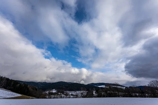 구름으로 뒤덮인 아름다운 — 스톡 사진