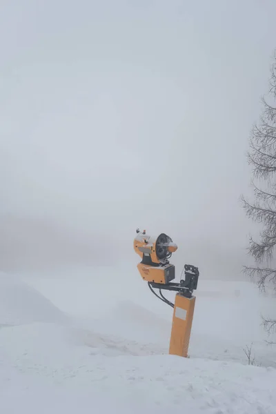 Man Met Rugzak Achtergrond Van Sneeuw — Stockfoto