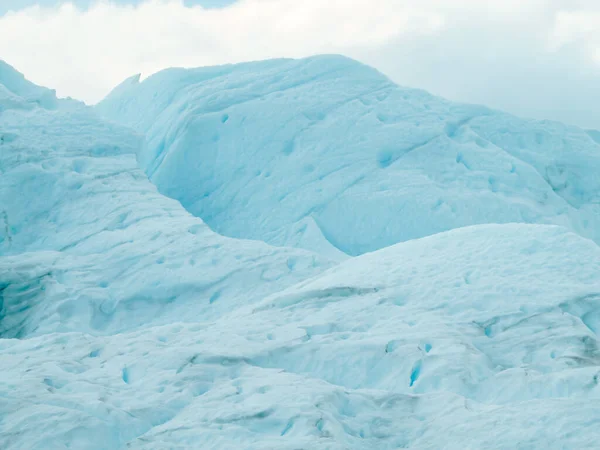 雪が山の中の氷を覆い — ストック写真