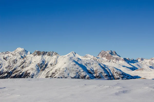Karlı Dağlı Güzel Dağ Manzarası — Stok fotoğraf