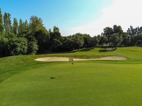 Golfové Hřiště Zelenou Trávou Stromy — Stock fotografie